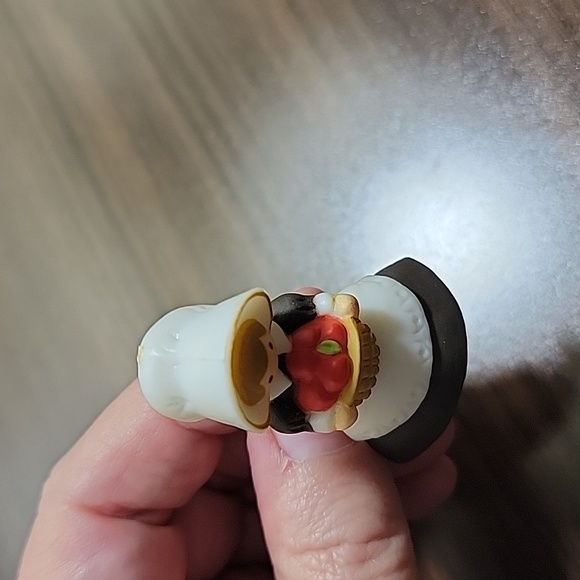 Hallmark Cards Holiday Thanksgiving Pilgrim Lady Girl Vintage Brooch - Picture 4 of 6